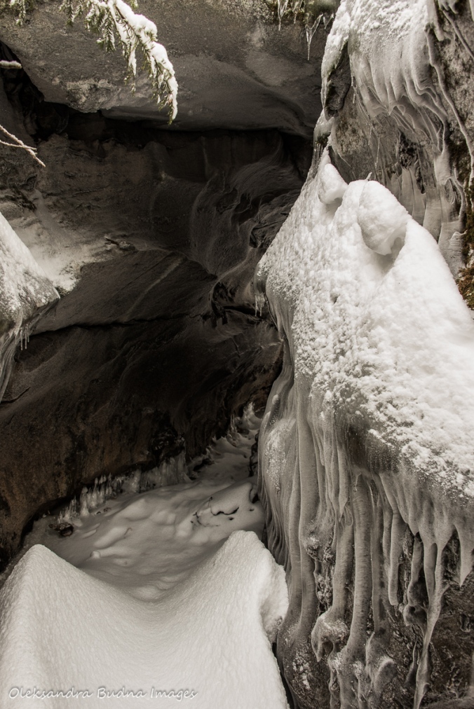 Lusk Cave in Gatineau in the winter